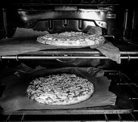 How to Cook a Frozen Pizza in the Oven photo 0