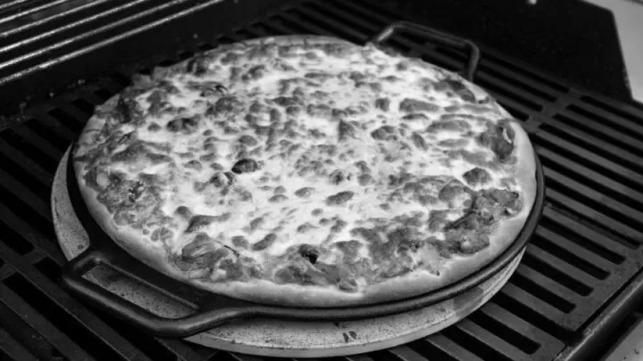 How to Cook Pizza With Cheese in a Pan photo 11