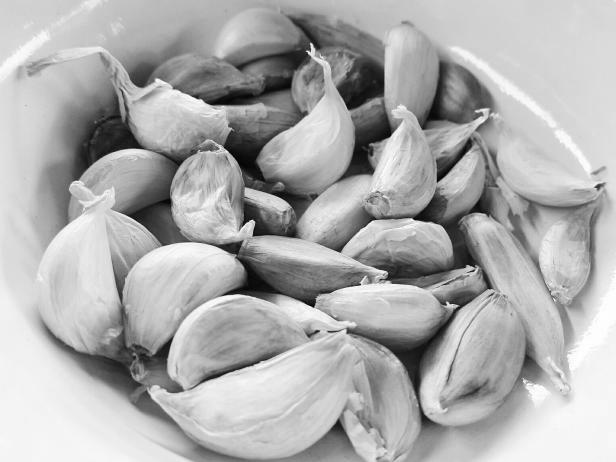 How Do Restaurants Peel Large Quantities of Garlic? photo 1