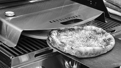 How to Cook Pizza on a Gas Grill photo 0